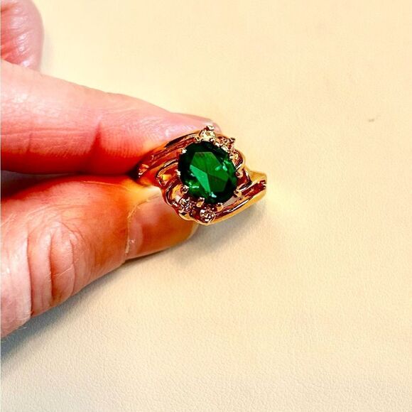 Elegant Vintage Gold Tone Ring with Green Stone - Picture 2 of 5